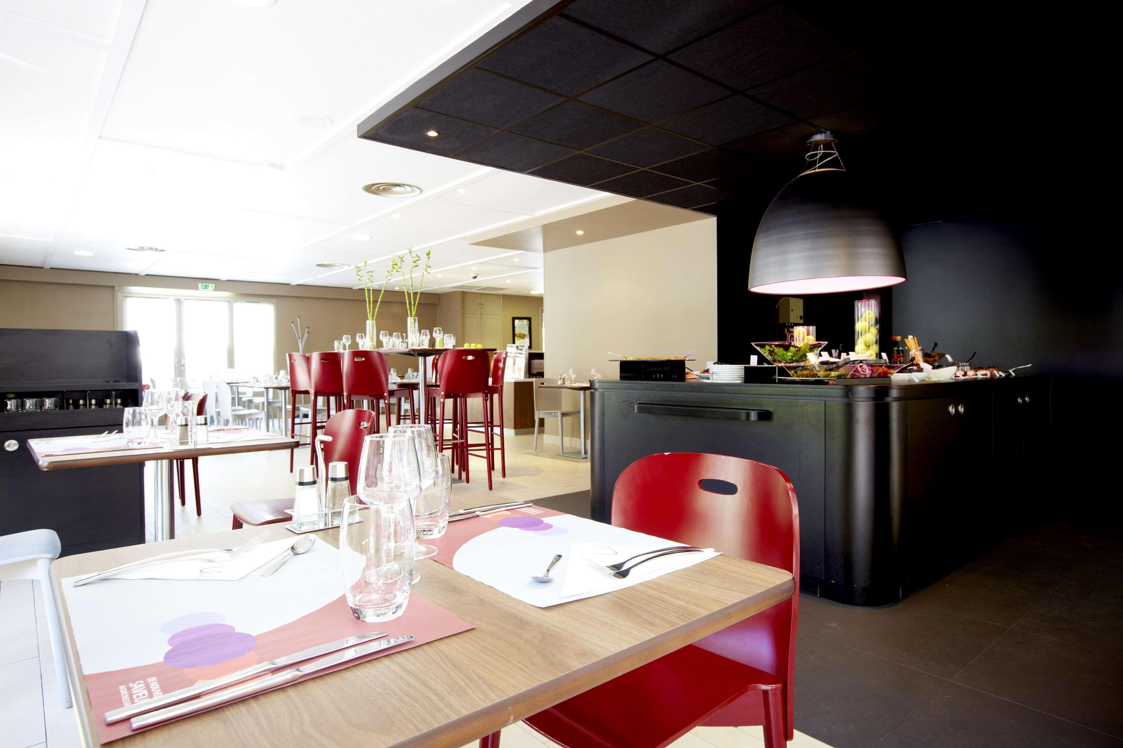 Kyriad Direct Marseille Est La Valentine La Penne-sur-Huveaune Εστιατόριο φωτογραφία